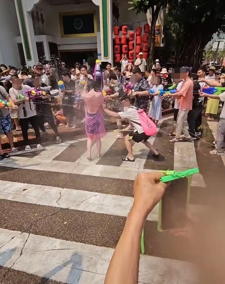 景洪“潑水節”女游客遭男性撕扯雨衣，拍攝者：專潑隱私部位